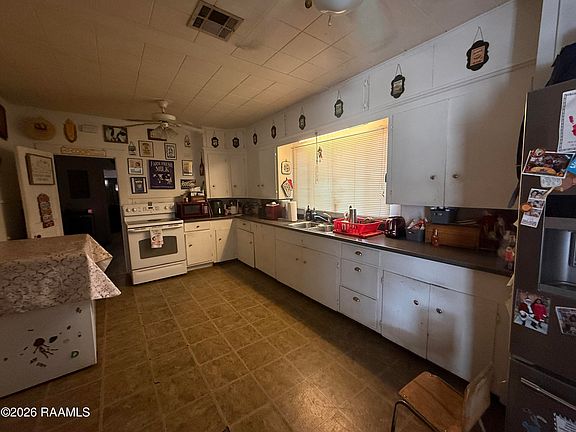 5th image of 300 Boudreaux St