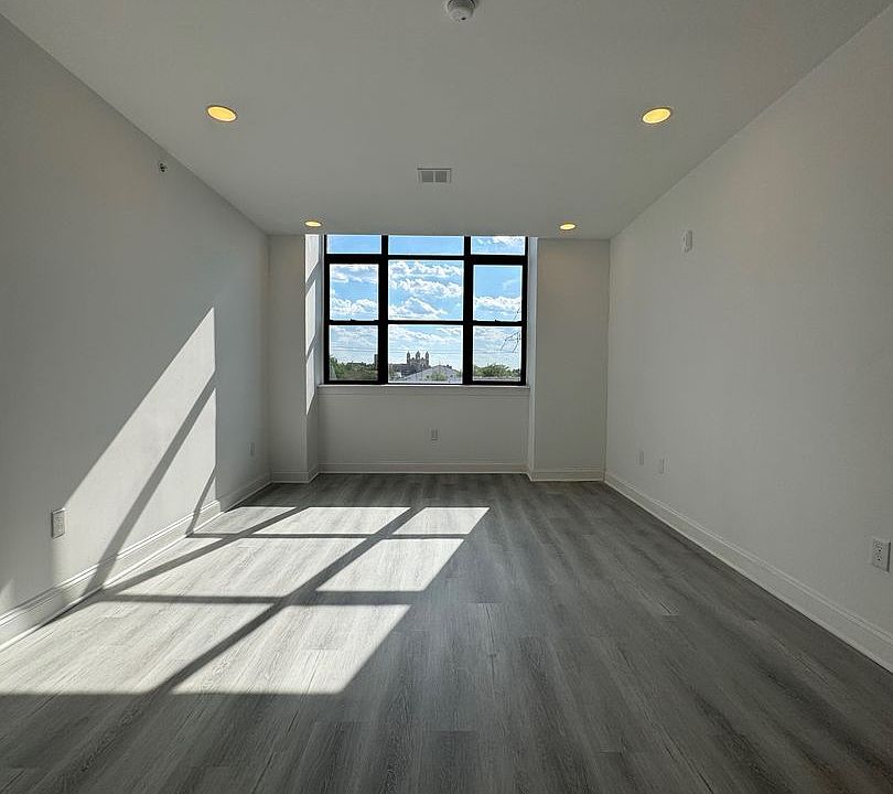 Building Photo 5