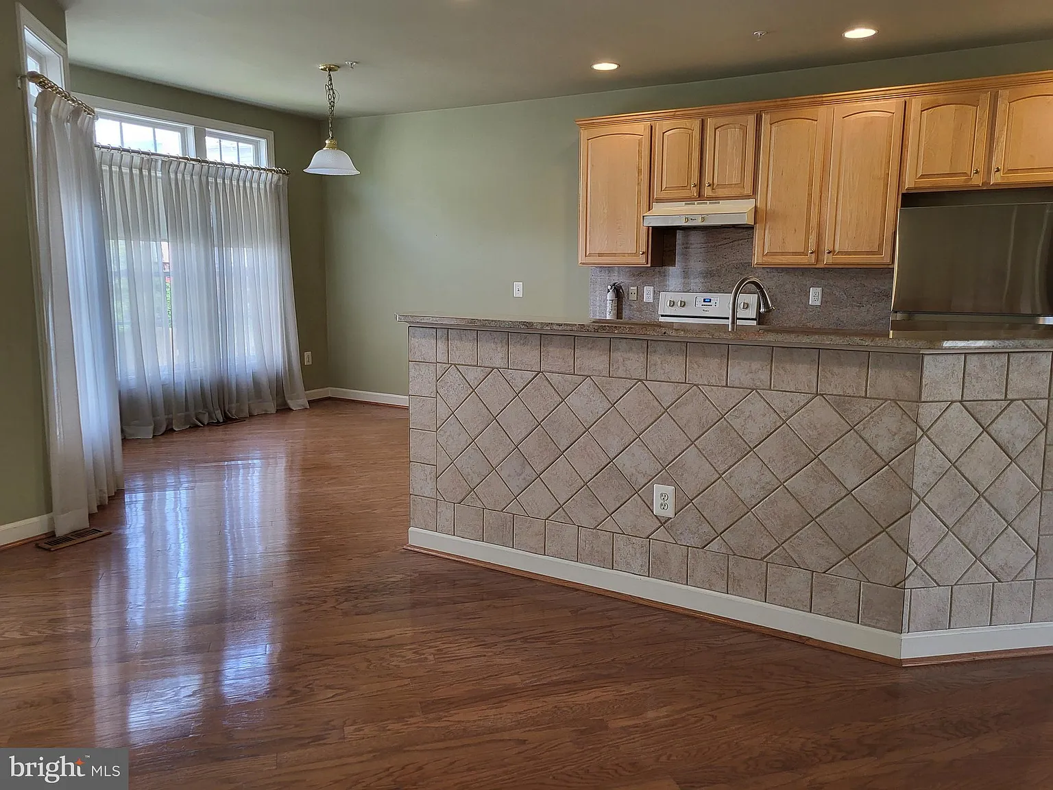 3 bed, 2.5 bath, 2366 sqft, $2,900 — Photo 2