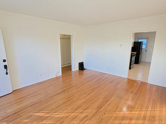 5th image of 2406 Grandview Ave