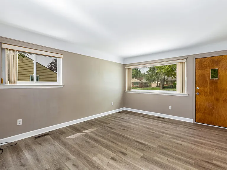 28550 Pierce St — Photo 8