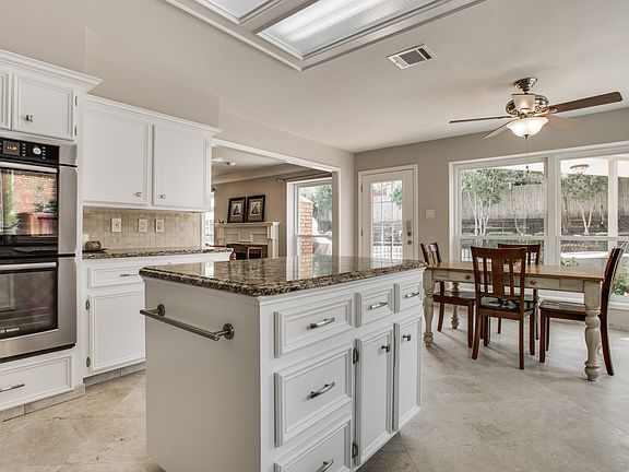 5th image of 833 Lochmoor Ln