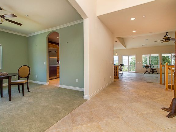 Entry; DR to lf, Great rm tr