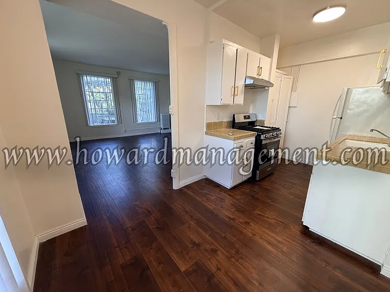 Wilshire Mediterranean Apartments — Photo 27