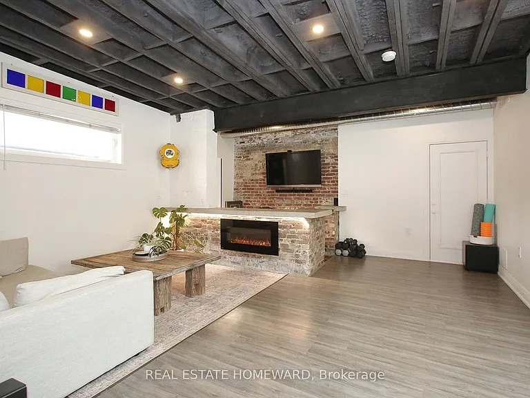 1233 Dundas St E — Photo 5