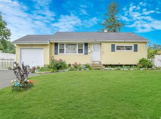 22 Arthur St, Brentwood, NY 11717