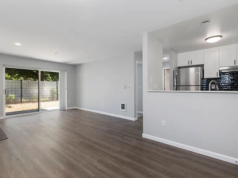 Interlake Apartments — Photo 5