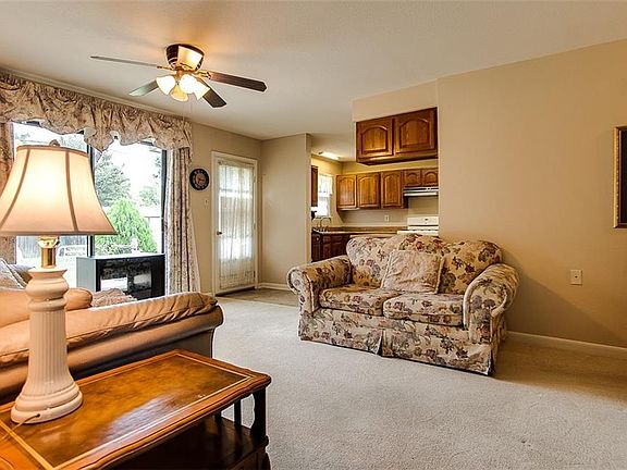 5th image of 2637 Greenhurst Dr