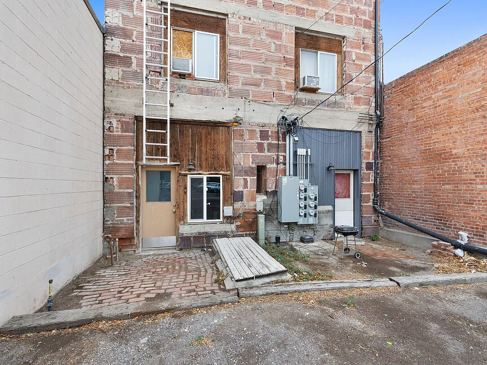 128 Broadway Ave N #5