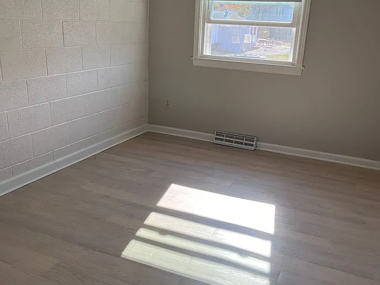 2100 W Bremer Ave — Photo 5