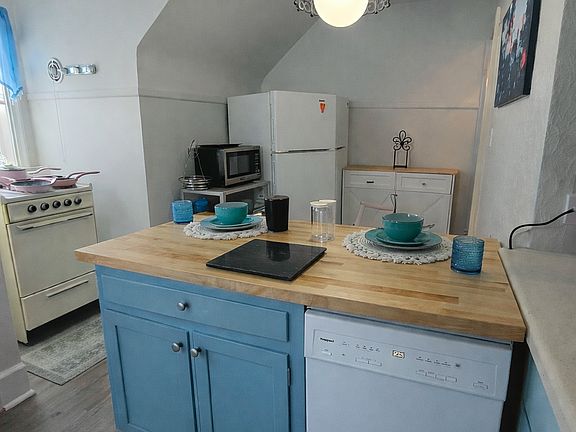 Kitchen

Fully equipped kitchen _ move-in ready

Keurig, air fryer, Instant Pot included