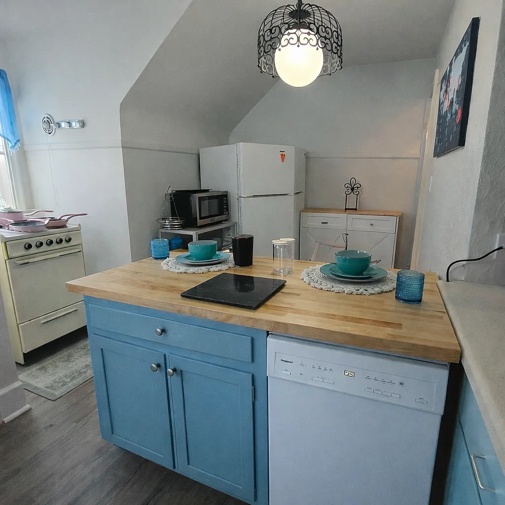 Kitchen

Fully equipped kitchen _ move-in ready

Keurig, air fryer, Instant Pot included - 213 Leslie Ave #2