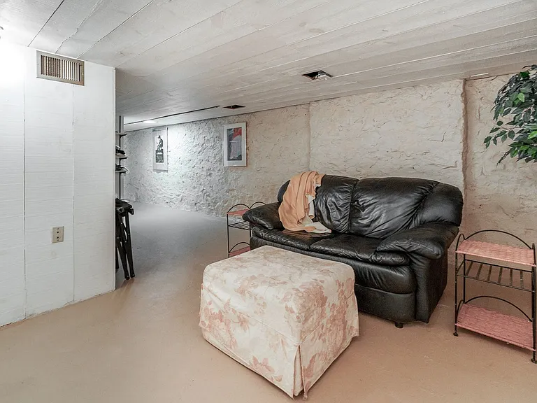 Unique 2 Bedroom in German Village — Photo 10
