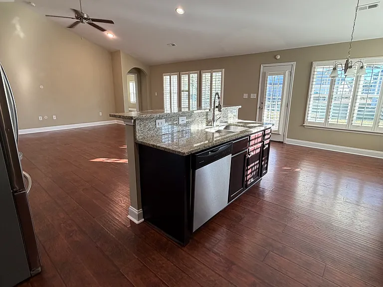 619 Uniola Dr — Photo 5