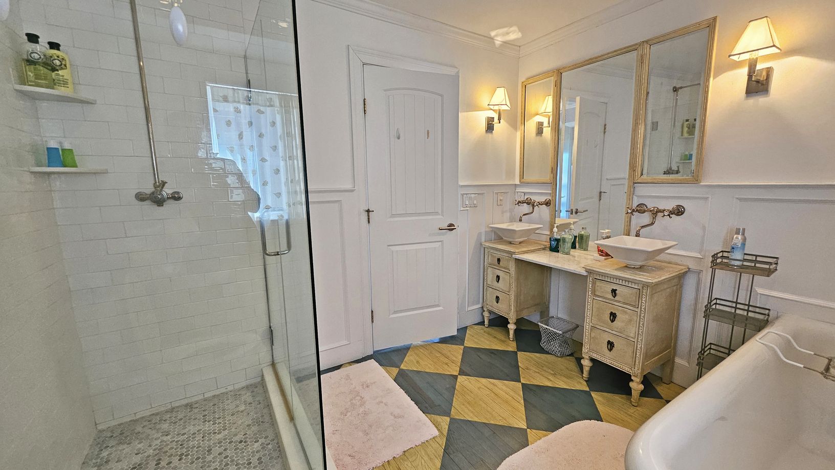  Primary bedroom full bathroom