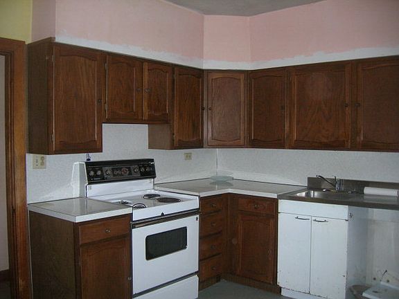 2nd image of 211 Hughes St