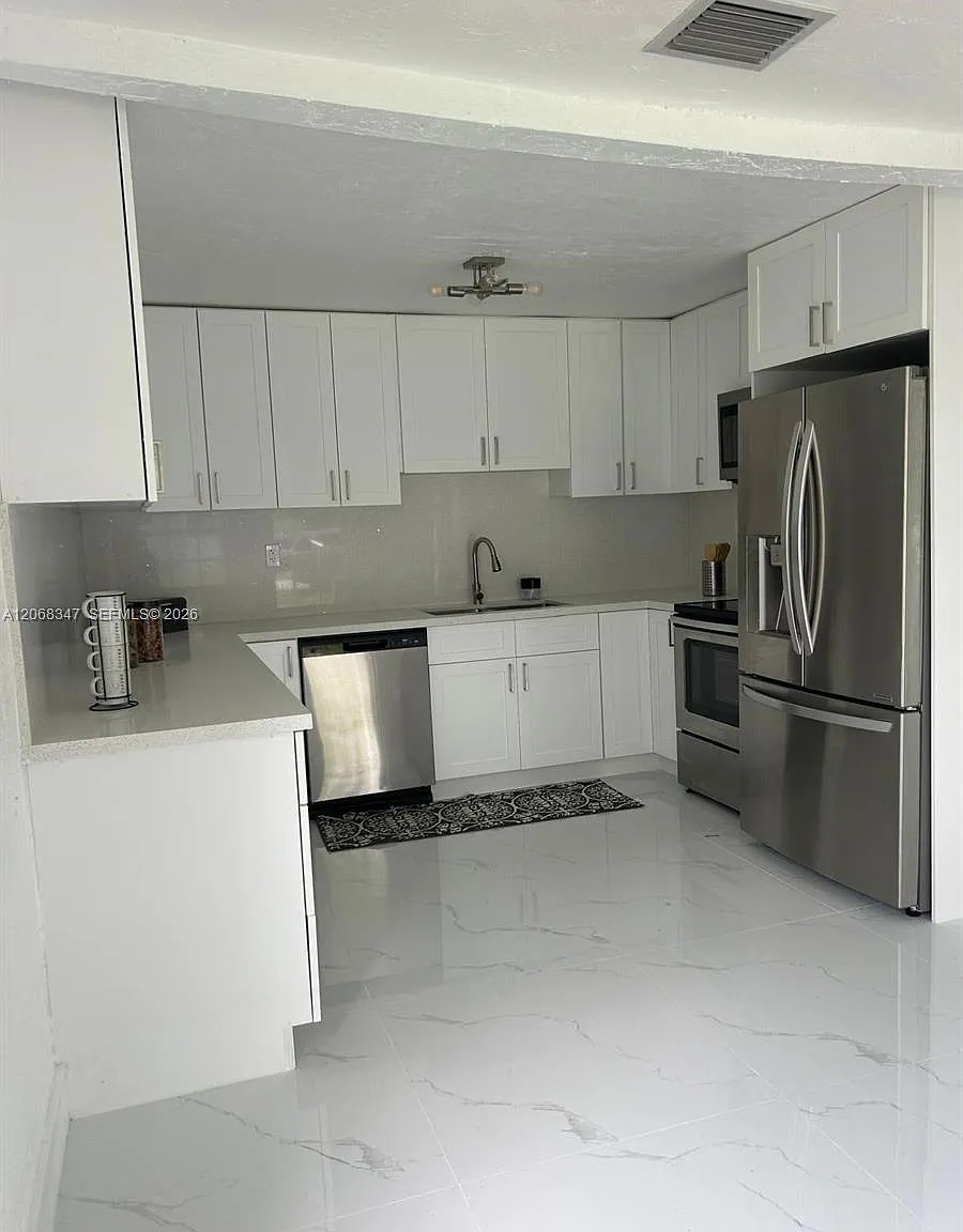 3 bed, 1233 sqft, $2,900 — Photo 3