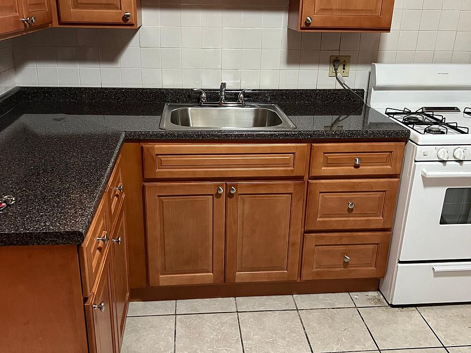1st image of 49 Leslie Pl