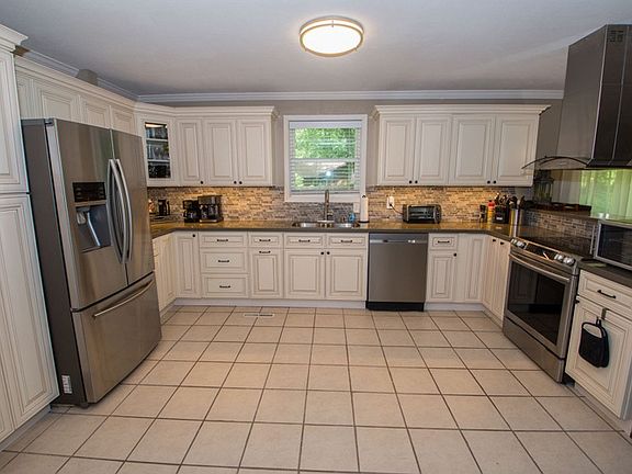 2nd image of 18305 Gardenia Dr