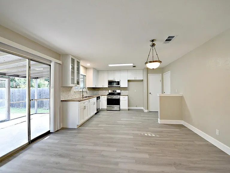 11214 Blackmoor Dr — Photo 7
