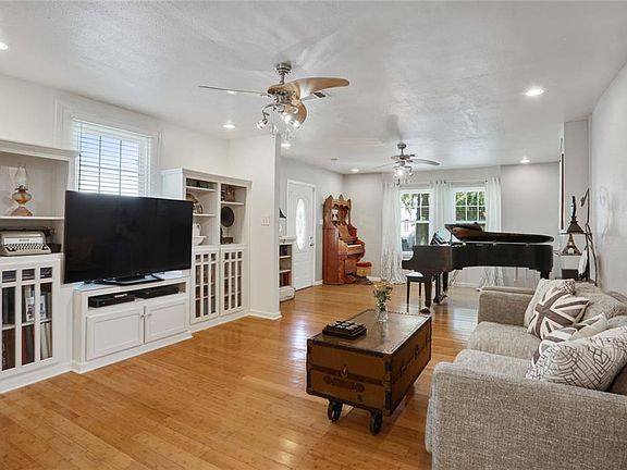 5th image of 3438 Vincennes Pl