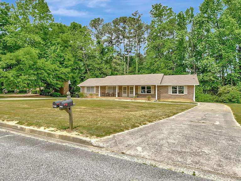 200 Meadowbrook Ct #B — Photo 3