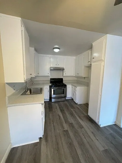 Large 2BR apt unit (900+ sq. ft.) with spacious 2 bedrooms & 2 bathrooms. — Photo 4