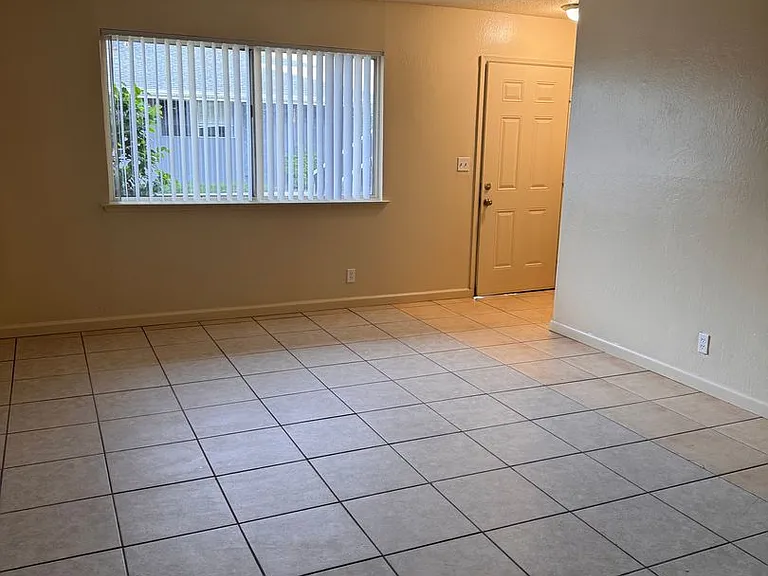 1115 W Simpson Ave — Photo 9