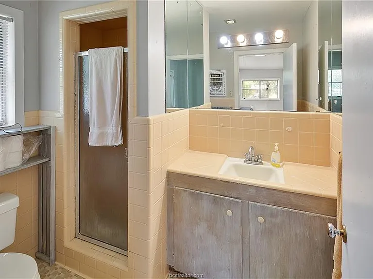 305 Brookside Dr W — Photo 30