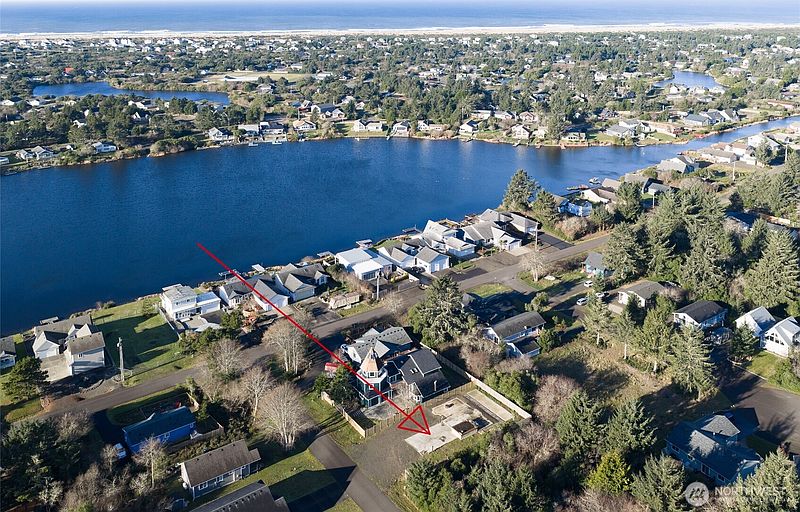 4th image of 834 Whale Court SW