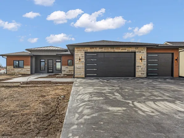 2927 SW Greenridge St, Topeka, KS 66614