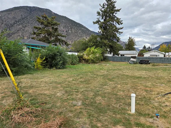 424 10th Ave, Keremeos, BC V0X 1N3