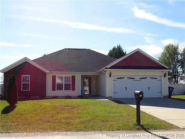 202 Crestwood Ln, Raeford, NC 28376