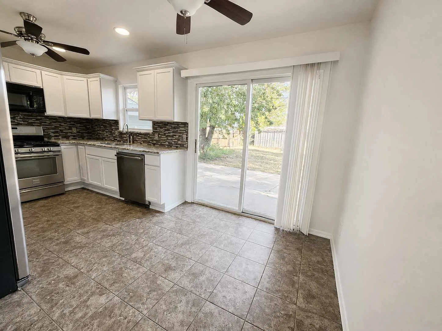 3 bed, 920 sqft, $1,100 — Photo 4