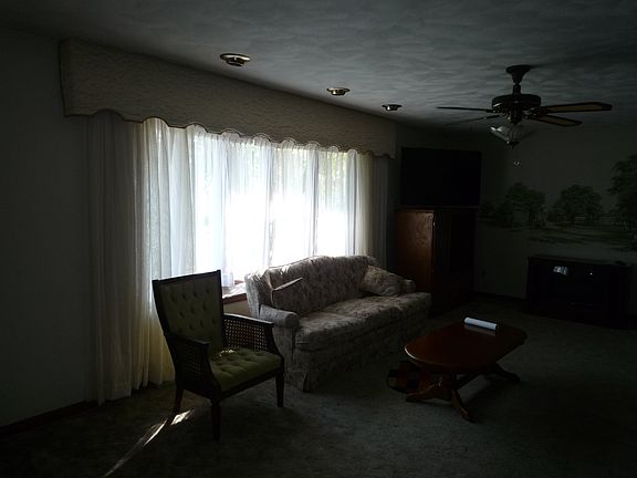 4th image of 1101 Oak St