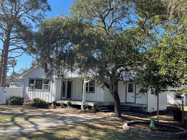 425 W Bay Shore Dr, Eastpoint, FL 32328