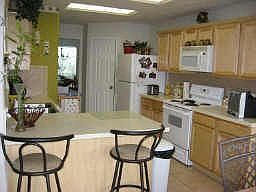 Roomy breakfast area w/bar