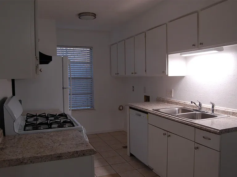1428 W Braker Ln #A — Photo 2
