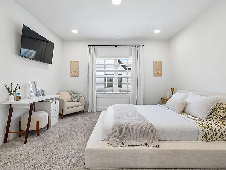 700 N Dupont Ave #310A — Photo 29