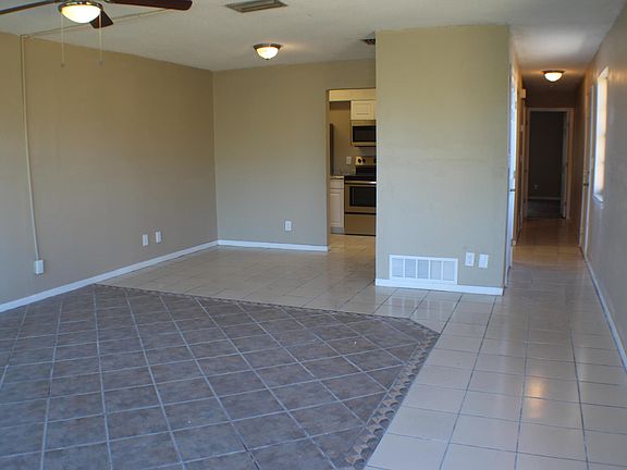 2nd image of 800 Donnelly Pl #800