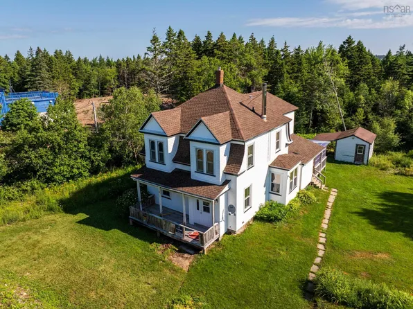 5 Feltzen South Rd, Lunenburg, NS B0J 2X0