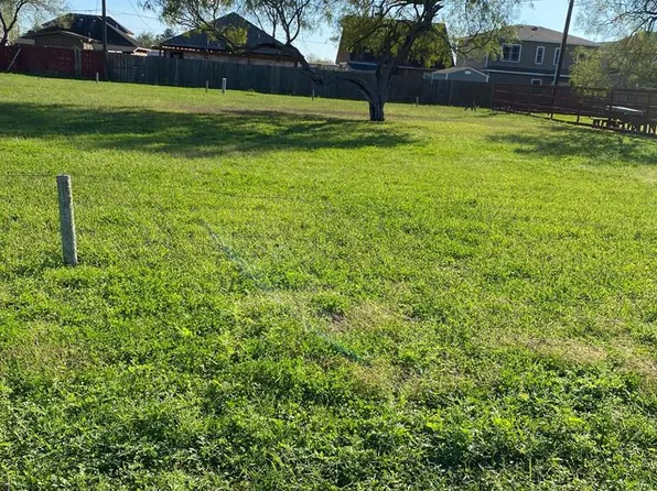 105 W 9th St, Los Fresnos, TX 78566