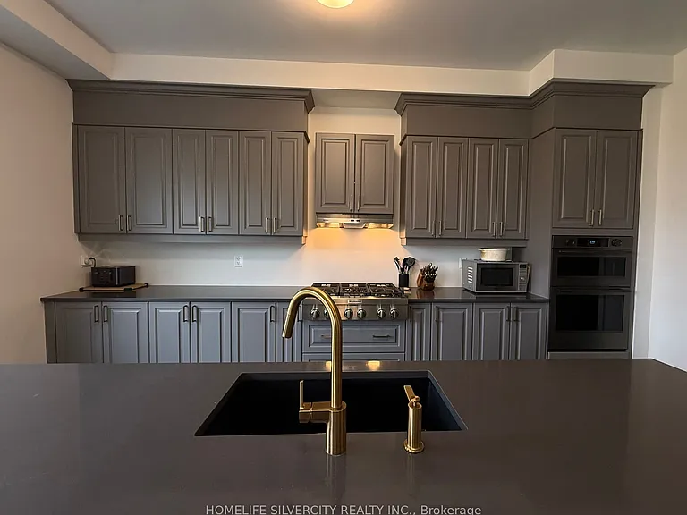 23 Marigold Blvd E — Photo 4