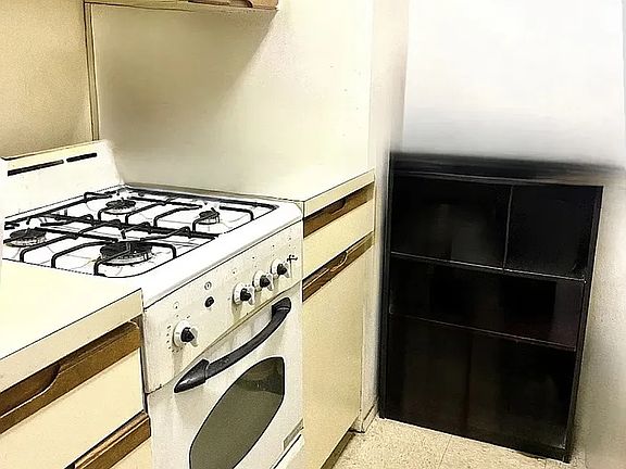 4th image of 6115 97th St APT 5R