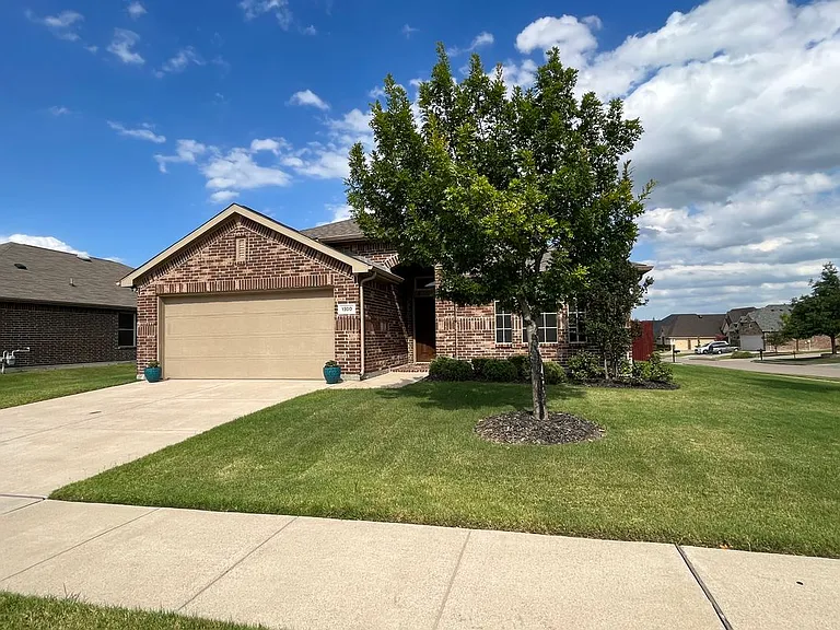 1300 Foxglove Ln — Photo 2