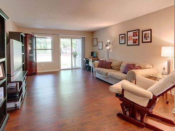 3rd image of 148 Kingsbury Dr