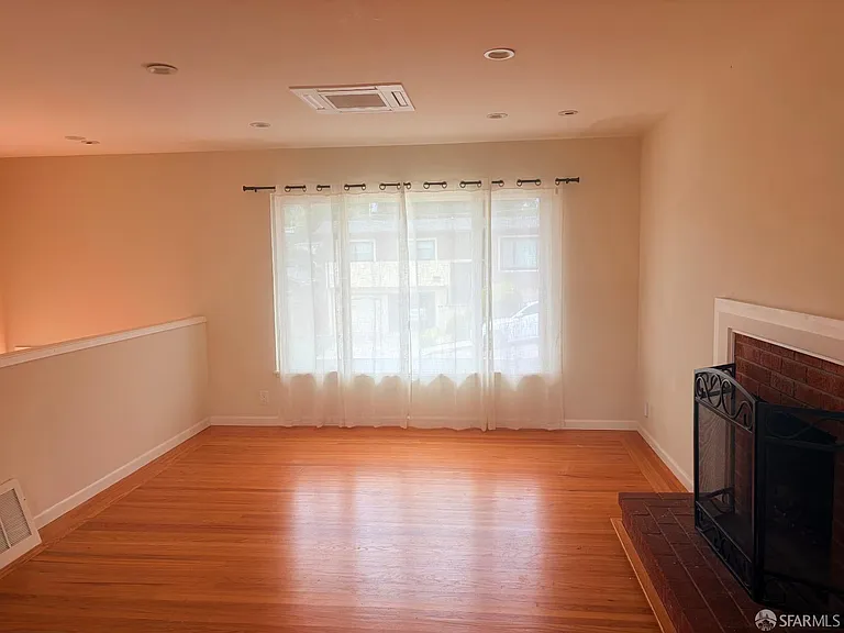 2555 Sherwood Dr — Photo 3