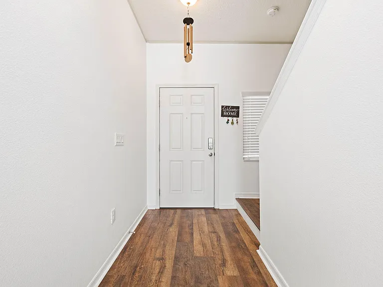 6917 Woodchase Glen Dr — Photo 3