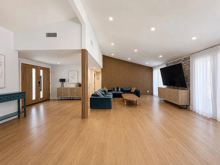 5567 Mason Ave — Photo 1