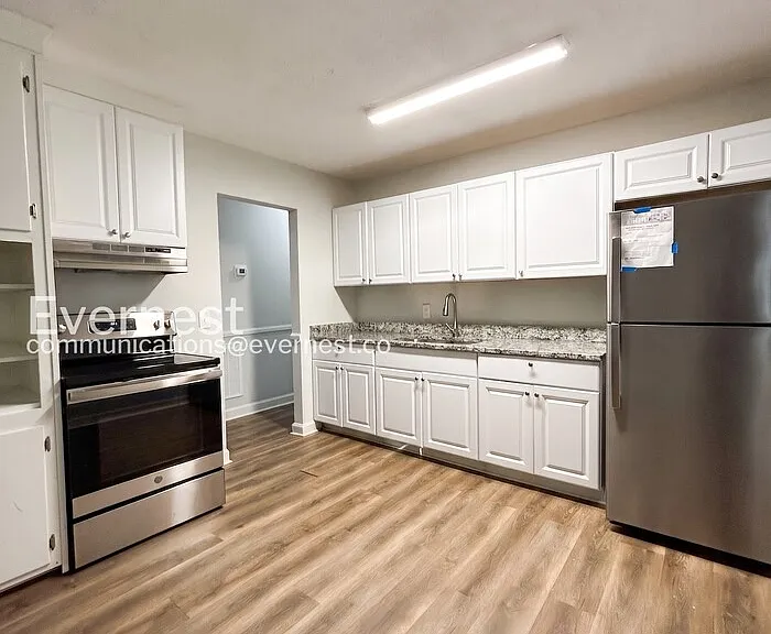 203 Pinetree Dr — Photo 5